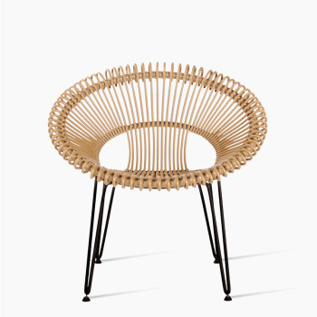 Vincent Sheppard Roy Loungesessel aus natürlichem Rattan mit einem offen gewebten, kreisförmigen Design und schlanken Metallbeinen.